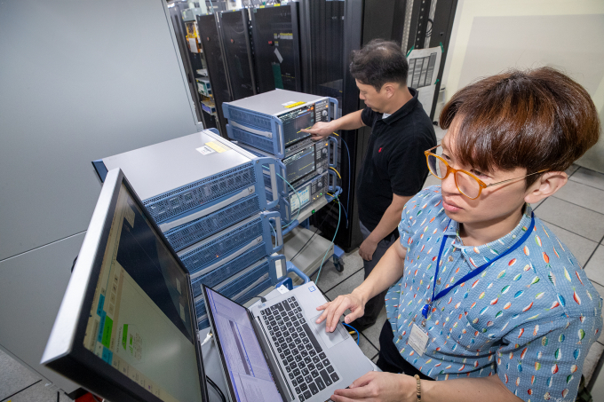 KT와 KT SAT가 위성 통신 파트너사와 지상의 5G 네트워크와 궤도 고도 35,800km에 위치한 무궁화위성 6호를 5G NTN으로 연동하는데 성공했다. 사진은 KT 연구원이 KT연구개발센터에서 무궁화위성과 5G 네트워크가 연결된 상태를 확인하고 있는 모습. /사진=KT 제공