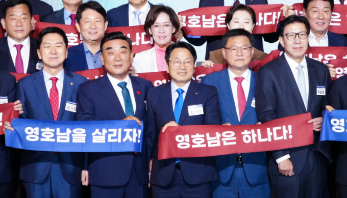강기정 광주광역시장(앞줄 왼쪽 세번째)이 30일 서울 여의도 한국경제인협회 FKI타워 컨퍼런스센터에서 열린 '영호남 시도지사-국회의원 상생협력 간담회'에서 기념촬영을 하고 있다./사진=광주시