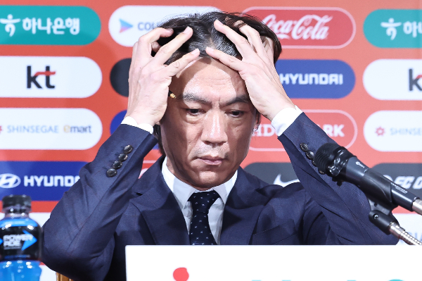 홍명보 축구대표팀 감독이 자신을 애워싼 여러 의혹에 억울함을 표했다. 사진은 30일 서울 종로구 축구회관에서 대표팀 명단 발표 전 머리를 정리하는 홍 감독의 모습. /사진=뉴스1
