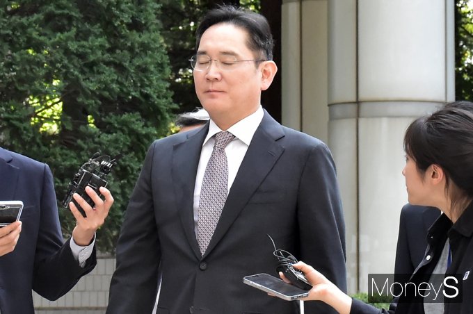 [머니S포토] 항소심 첫 공판 '이재용' 취재진 질문에 두눈 질끈