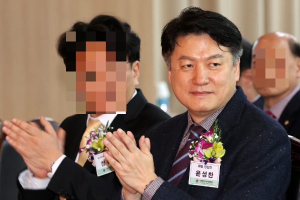 대한한의사협회(한의협)가 의대와 한의대가 모두 개설된 5개교에서 한의사를 2년 추가 교육해 의사 면허를 부여하는 것을 제안했다. 사진은 지난 3월 서울 강서구 대한한의사협회 총회에 참석한 윤성찬 대한한의사협회장의 모습. /사진=뉴시스