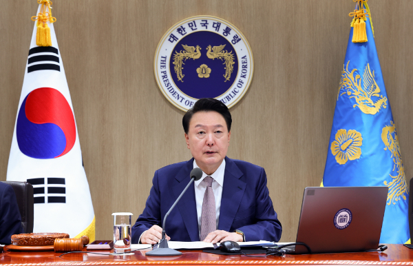 윤석열 대통령이 축구협회 관련 의혹에 대해 명백한 진상 규명과 확실한 개선 방안 마련을 지시했다. 사진은 지난 24일 서울 용산 대통령실 청사에서 열린 제 41회 국무회의에서 발언하는 윤 대통령의 모습. /사진=뉴시스