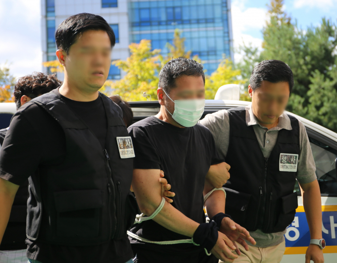 숙박비가 밀려 여관에서 쫓겨난 남성이 숙소에 불을 지른 혐의로 검찰에 구속송치됐다. 사진은 지난 23일 청주시 한 여관에 불을 지른 남성이 청주지방법원에 출석한 모습. /사진=뉴시스