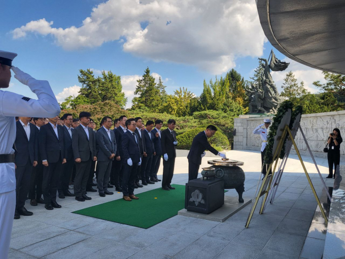 손재일 한화에어로스페이스 대표이사 겸 한화시스템 사업총괄(오른쪽)과 한화에어로스페이스, 한화시스템, 한화오션 임직원 150여 명은 국군의 날을 맞아 30일 서울 동작구 국립현충원을 찾아 순국선열과 호국영령을 위해 참배했다. /사진=한화에어로스페이스