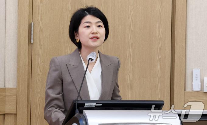 한지아 국민의힘 제22대 국회의원 당선인이 29일 오전 서울 종로구 서울대학교 의과대학 융합관에서 열린 서울대학교 의대·서울대병원 교수협의회 비상대책위원회, '모두를 위한 의료개혁 : 우리가 처한 현실과 미래' 토론회에서 축사를 하고 있다. 2024.5.29/뉴스1