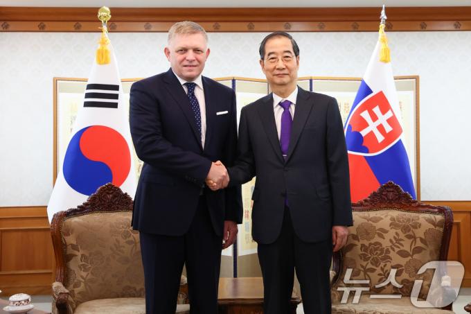 한덕수 국무총리가 30일 오후 서울 종로구 정부서울청사에서 로베르트 피초(Robert Fico) 슬로바키아 총리와 면담을 갖고 있다. (총리실 제공) 2024.9.30/뉴스1 ⓒ News1 임세영 기자