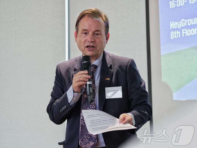 게오르크 빌프리드 슈미트 주한독일대사가 30일 서울 성동구 헤이그라운드에서 열린 '서울 기후대화'에서 한국의 재생에너지 투자에 대해 발언하고 있다. ⓒ 뉴스1 황덕현 기자