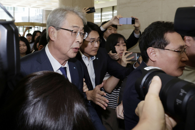  임종룡 우리금융그룹 회장이 30일 서울 중구 은행회관에서 열린 금융위원회 위원장-금융지주회장과 간담회에 참석하며 취재진 질문을 받고 있다. /사진=뉴시스