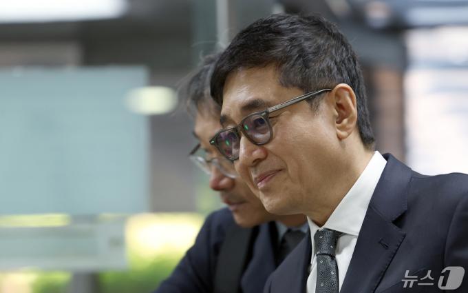 횡령·배임 의혹을 받는 이호진 전 태광그룹 회장이 지난 5월 16일 오전 특정경제범죄가중처벌 등에 관한 법률 위반(횡령) 등 혐의로 서울중앙지방법원에서 열린 구속 전 피의자 심문(영장실질심사)에 출석하고 있다. 2024.5.16/뉴스1 ⓒ News1 박정호 기자