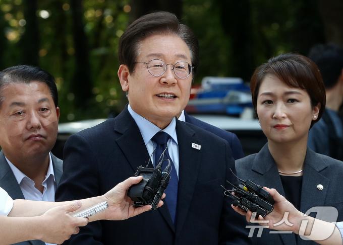 이재명 더불어민주당 대표가 30일 서초구 서울중앙지방법원에서 열린 '위증교사 혐의' 1심 결심 공판에 출석하며 취재진 질문에 답하고 있다. 2024.9.30./뉴스1 ⓒ News1 박세연 기자