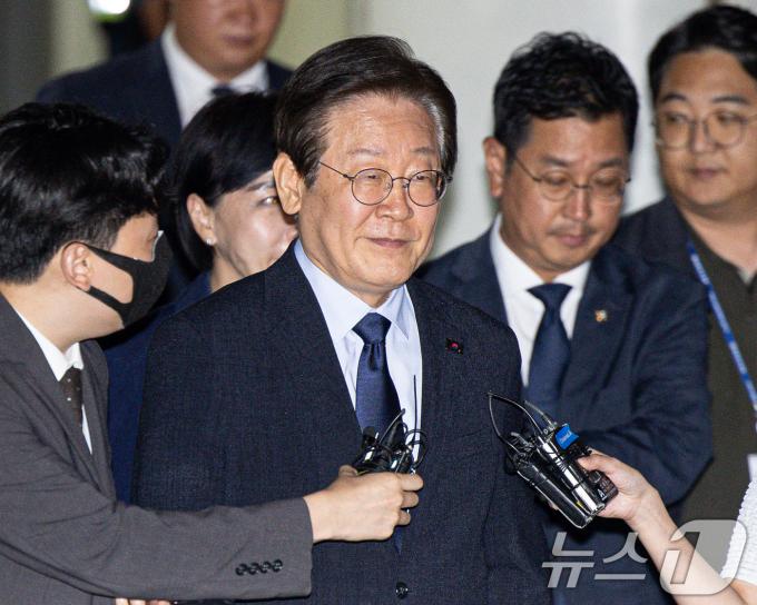 이재명 더불어민주당 대표가 30일 오후 서울 서초구 서울중앙지방법원에서 열린 '위증교사 혐의' 1심 결심 공판을 마친 후 법정을 나서고 있다. 이날 검찰은 이 대표에게 징역 3년을 구형했다. 2024.9.30/뉴스1 ⓒ News1 이재명 기자