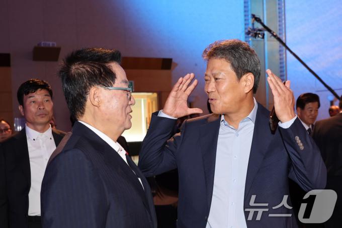 임종석 전 대통령 비서실장이 20일 전남 영암군 호텔현대 바이라한 목포에서 열린 '9·19 평양공동선언 6주년 전남 평화회의'에서 박지원 더불어민주당 의원과 대화를 나누고 있다. 2024.9.20/뉴스1 ⓒ News1 김태성 기자