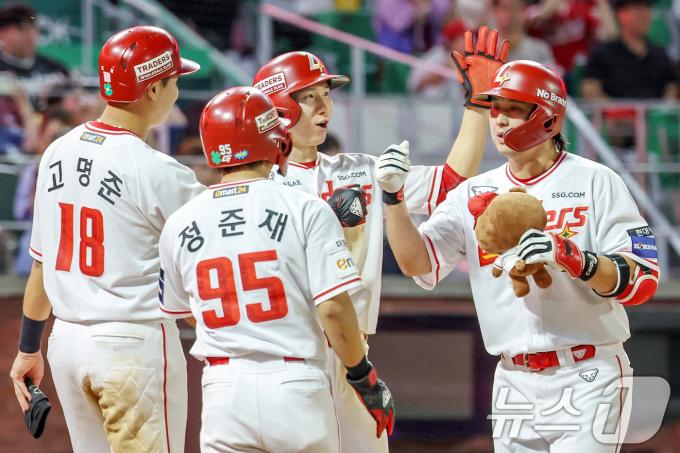 30일 오후 인천 미추홀구 SSG 랜더스필드에서 열린 프로야구 '2024 신한 SOL Bank KBO리그' 키움 히어로즈와 SSG 랜더스의 경기 4회말 2사 주자 만루 상황에서 SSG 최정이 만루 홈런을 친 뒤 동료들과 기쁨을 나누고 있다. 2024.9.30/뉴스1 ⓒ News1 민경석 기자