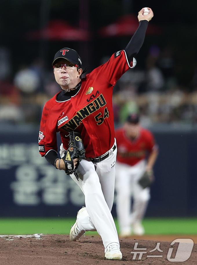 25일 오후 광주 기아챔피언스필드에서 열린 '2024 신한 SOL 뱅크 KBO리그' 롯데 자이언츠와 KIA 타이거즈의 경기, KIA 의 에이스 양현종이 역투하고 있다. 2024.9.25/뉴스1 ⓒ News1 김진환 기자