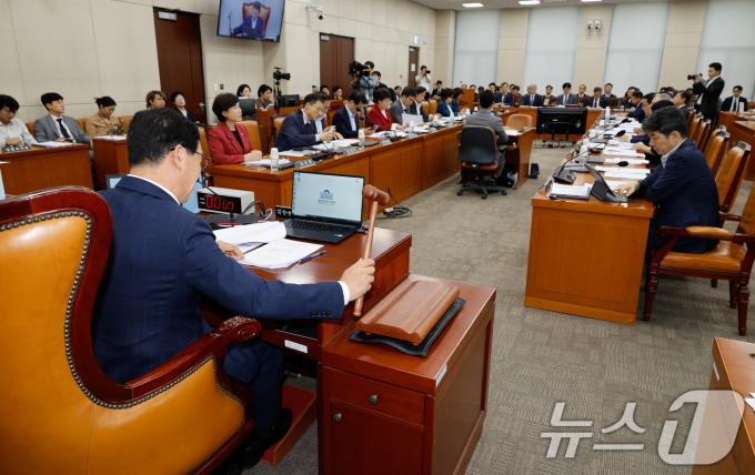 신정훈 국회 행정안전위원회 위원장이 25일 오후 서울 여의도 국회에서 열린 제418회국회(정기회) 제3차 전체회의에서 의사봉을 두드리고 있다. 2024.9.25/뉴스1 ⓒ News1 안은나 기자