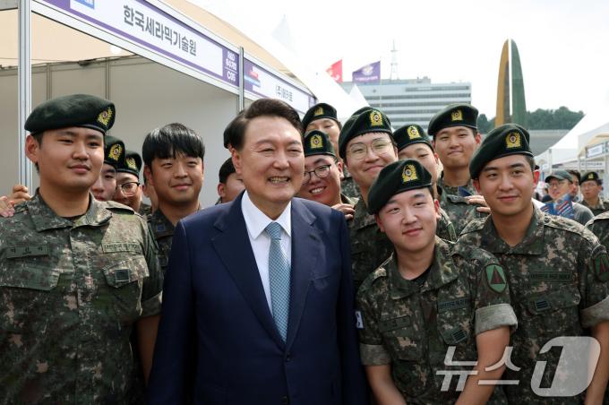 윤석열 대통령이 10일 서울 용산구 전쟁기념관 평화의광장에서 열린 '2024 제대군인 취·창업 박람회'를 깜짝 방문해 장병들과 기념 촬영을 하고 있다. (대통령실 제공) 2024.9.10/뉴스1 ⓒ News1 박지혜 기자