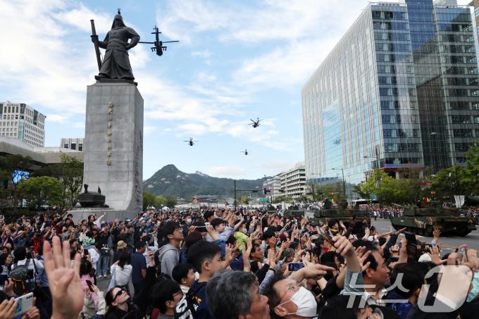 1일 서울 종로구 광화문광장 일대에서 제76주년 국군의 날 시가행진이 펼쳐지고 있다. 국군의 날 시가행진이 2년 연속으로 열리는 건 40년 만이다. 2024.10.1/뉴스1 ⓒ News1 황기선 기자