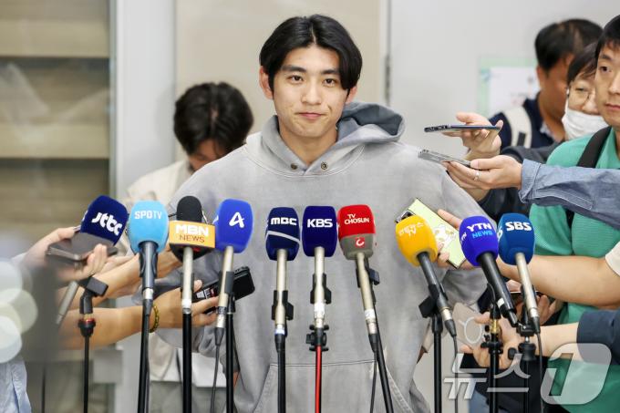 미국 메이저리그(MLB) 샌프란시스코 자이언츠에서 첫 시즌을 보낸 이정후가 1일 오후 인천국제공항을 통해 귀국해 취재진의 질문에 답하고 있다. 2024.10.1/뉴스1 ⓒ News1 민경석 기자