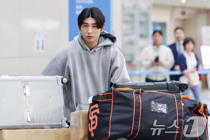 미국 메이저리그(MLB) 샌프란시스코 자이언츠에서 첫 시즌을 보낸 이정후가 1일 오후 인천국제공항을 통해 귀국하고 있다. 2024.10.1/뉴스1 ⓒ News1 민경석 기자