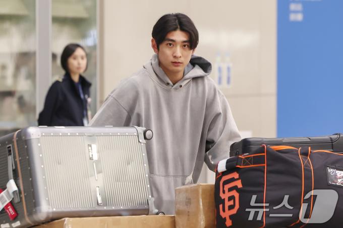 미국 메이저리그(MLB) 샌프란시스코 자이언츠에서 첫 시즌을 보낸 이정후가 1일 오후 인천국제공항을 통해 귀국하고 있다. 2024.10.1/뉴스1 ⓒ News1 민경석 기자