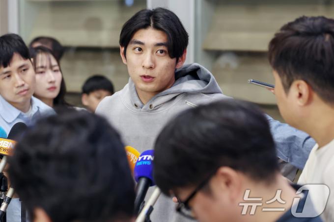 미국 메이저리그(MLB) 샌프란시스코 자이언츠에서 첫 시즌을 보낸 이정후가 1일 오후 인천국제공항을 통해 귀국해 취재진의 질문에 답하고 있다. 이정후는 데뷔 시즌 37경기에 나서 타율 0.262, 2홈런 8타점 15득점 2도루 OPS(출루율+장타율) 0.641을 기록했지만, 지난 5월 홈경기에서 수비 도중 왼쪽 어깨를 다쳐 시즌 아웃됐다. 2024.10.1/뉴스1 ⓒ News1 민경석 기자