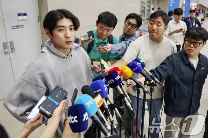미국 메이저리그(MLB) 샌프란시스코 자이언츠에서 첫 시즌을 보낸 이정후가 1일 오후 인천국제공항을 통해 귀국해 취재진의 질문에 답하고 있다. 2024.10.1/뉴스1 ⓒ News1 민경석 기자