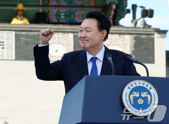 윤석열 대통령이 1일 오후 서울 세종대로 광화문광장 일대에서 열린 '건군 76주년 국군의날 시가행진'에서 국군장병들을 격려하고 있다. (대통령실 제공) 2024.10.1/뉴스1 ⓒ News1 송원영 기자