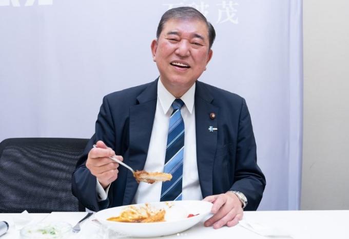 일본 자민당의 총재선거가 실시된 지난 9월 27일, 이시바 시게루 총리가 돈가스 카레를 먹고 있다. (출처 : 이시바 시게루 인스타그램) 2024.09.27/