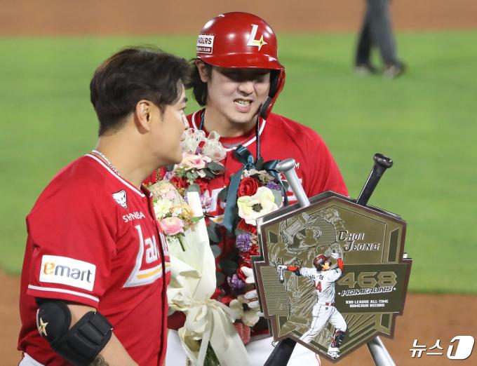 24일 오후 부산 사직야구장에서 열린 '2024 신한 SOL 뱅크 KBO리그' 롯데 자이언츠와 SSG 랜더스의 경기, 5회초 2사 주자 없는 상황 SSG 최정이 468호 홈런으로 KBO리그 통산 최다 홈런 신기록을 달성한 뒤 꽃다발을 들고 2024.4.24/뉴스1 ⓒ News1 윤일지 기자
