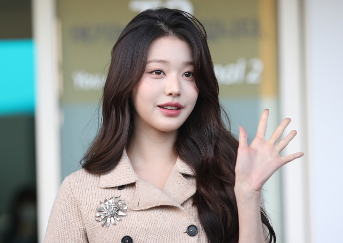 걸그룹 아이브 멤버 장원영이 지난달 30일 인천국제공항에서 프랑스 파리로 출국하기 전 가을 분위기를 담은 공항패션을 선보였다. 사진은 장원영이 지난달 30일 인천국제공항을 통해 프랑스 파리로 출국하기 전 인사하는 모습. /사진=뉴스1