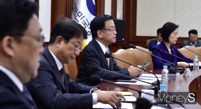 정부가 민간투자를 활성화하기 위해 공사비 상승과 금융조달 문제 해결 대책을 추진한다. 사진은 최상목 경제부총리 겸 기획재정부 장관이 2일 오전 서울 종로구 정부서울청사에서 경제관계장관회의를 주재하는 모습. /사진=임한별 기자