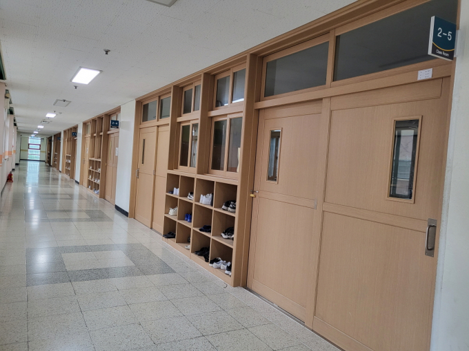 고양특례시 학교환경개선사업으로 고양송산중학교의 노후된 출입문을 교체한 모습. /사진제공=고양특례시