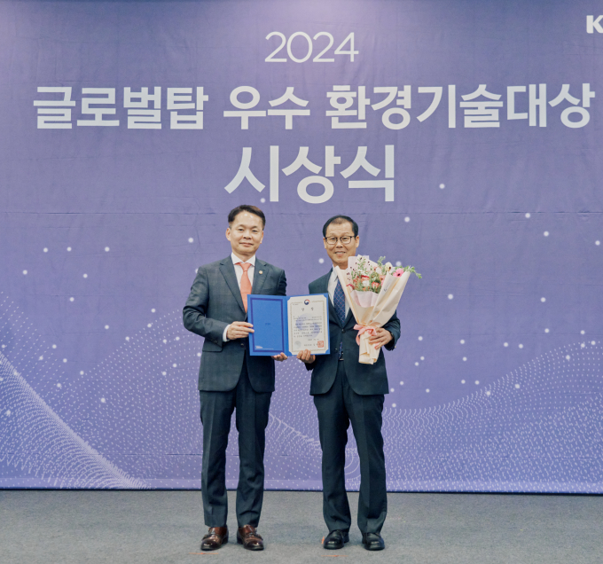 (오른쪽부터) 김장현 금호타이어 혁신제품선행개발TF 연구위원과 이병화 환경부 차관의 모습  /사진=금호타이어