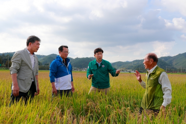 지난달 15일 김철우 군수(왼쪽 세번째)와 문금주 국회의원(두번째), 문병완 농협조합장(첫번째)이 피해 농민들 만나 애로사항을 경청하고 지원 및 당부 사항을 전달하고 있다./보성군