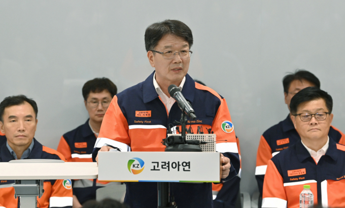 이제중 고려아연 부회장이 지난달 24일 오전 서울 종로구 고려아연 본사에서 MBK파트너스·영풍과의 경영권 분쟁과 관련한 기자회견을 하고 있다./사진=뉴스1(공동취재)