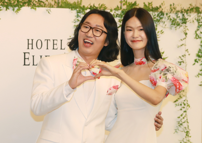코미디언 김경진이 부동산만 4채를 보유하고 있다고 말해 놀라움을 자아냈다. 사진은 지난 2020년 6월 서울 강남구 논현동 한 호텔에서 열린 결혼식 기자회견에 참석한 코미디언 김경진, 모델 전수민 부부. /사진=머니투데이