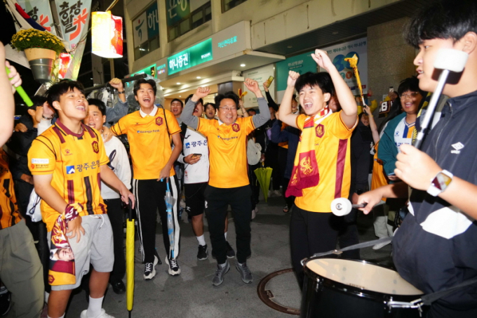 [머니S포토]강기정, 광주FC '아시아챔피온스 리그 2차전' 거리응원