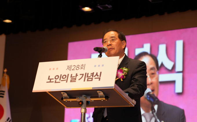 하윤수 부산교육감이 2일 열린 노인의 날 기념식에서 인사말을 하고 있다./사진=부산교육감