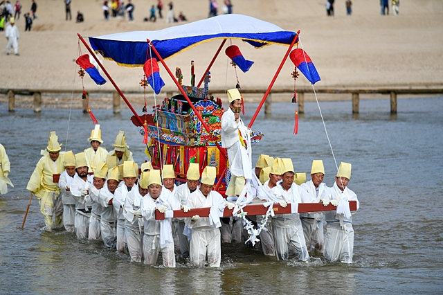 지난해 열린 2024년 영주 무섬외나무다리축제 모습/사진제공=경북 영주시