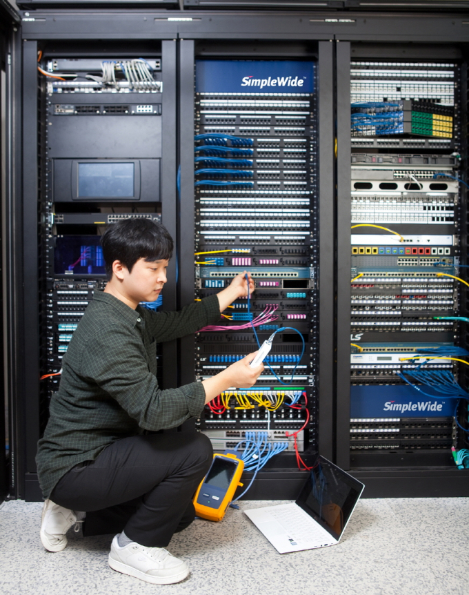  LS전선 직원이 데이터센터에서 랜케이블을 점검하고 있다/사진=LS그룹