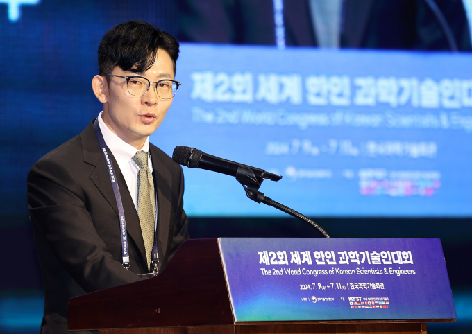 애플이 국내 애플리케이션(앱) 개발사들에게만 부당하게 수취해 논란이 된 3500억원 규모의 인앱결제 수수료 부가가치세분을 아직까지 반환하지 않았다. 사진은 박충권 국민의힘 의원이 지난 7월 서울 강남구 과학기술회관에서 열린 '제2회 세계 한인 과학기술인대회'에서 격려사를 하고 있는 모습. /사진=뉴시스