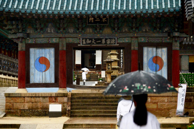  3일 목요일은 전국 대체로 흐린 가운데 비가 내리고 쌀쌀할 예정이다. 사진은 경남 양산시 통도사에 우산을 쓴 시민들이 경내를 걸어가고 있는 모습./사진=뉴시스