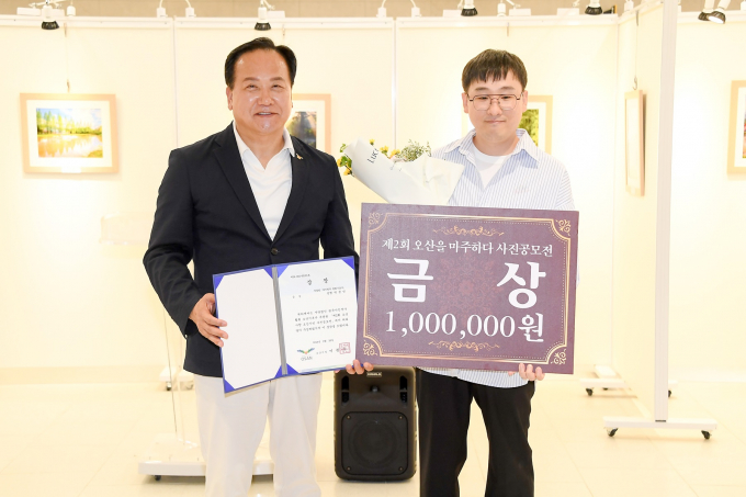 이권재 오산시장(왼쪽)과 박성민 금상수장자(오른쪽)가 기념촬영을 하고있다 / 사진제공=오산시
