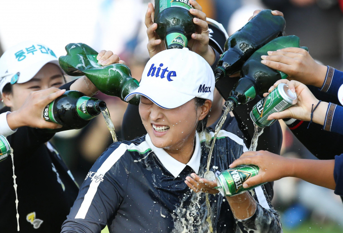 고진영이 2019년 하이트진로 챔피언십 우승 후 동료들에게 맥주로 축하세례를 받고 있다. /사진= KLPGA