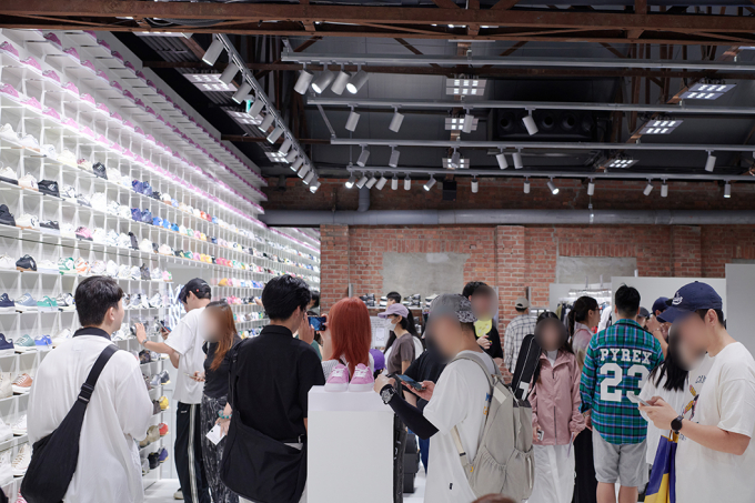 무신사가 서울 성동구 성수동에 오픈한 무신사 스토어 성수@대림창고를 통해 새로운 편집숍의 흐름을 주도하고 있다. 무신사 스토어 성수@대림창고 매장에서 고객들이 상품을 둘러보고 있다. /사진=무신사