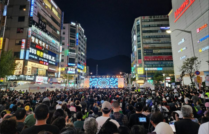 지난 28일 의정부 홈플러스 앞 대로에서 진행된 '금오상생페스타' 무대공연을 수많은 시민들이 관람하고 있다. / 사진=김동영 기자