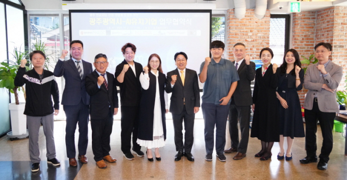 강기정 광주광역시장(오른쪽 여섯번째)이 2일 오전 동구 광주AI창업캠프에서 광주시-AI유치기업 업무협약을 체결한 뒤 기념촬영을 하고 있다./사진=광주시 