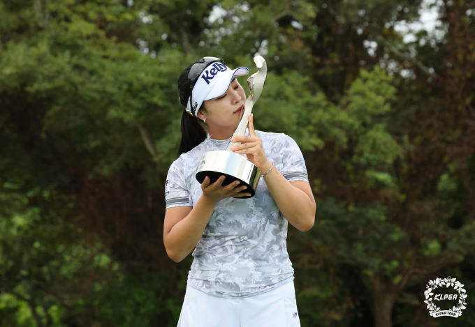 KLPGA 투어 제주삼다수 마스터스 정상에 오른 윤이나가 우승컵에 입맞춤을 하고 있다. /사진= KLPGA