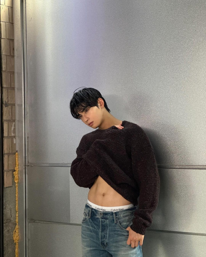 가수 겸 배우 차은우가 세상 혼자 사는 듯한 비주얼의 사진을 올려 여심을 사로잡았다./사진= 차은우 SNS