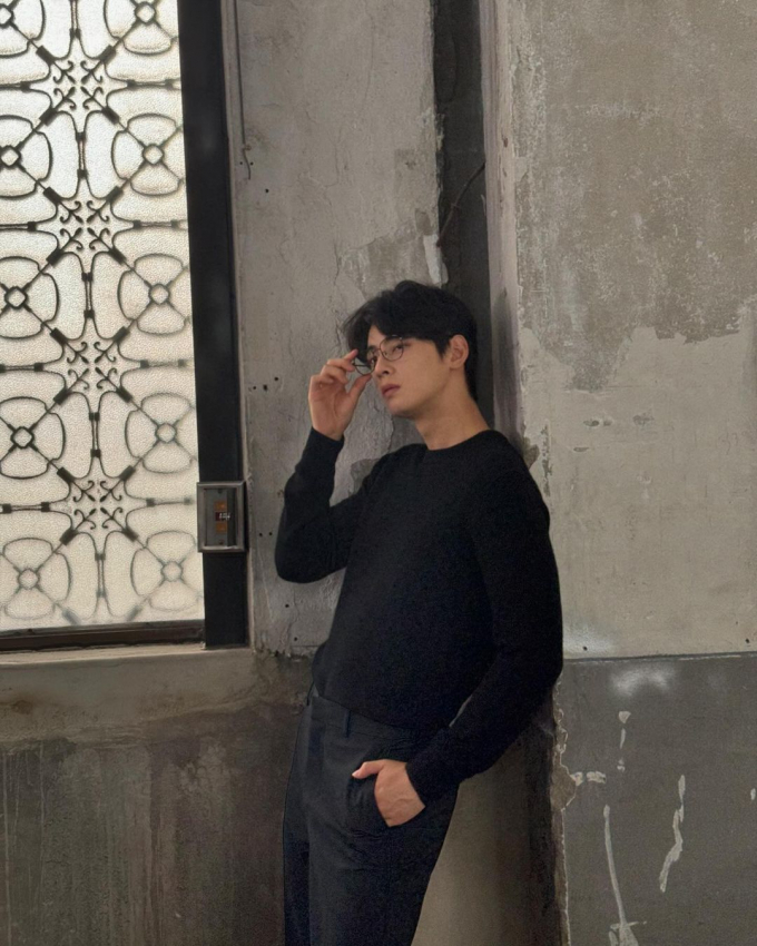 가수 겸 배우 차은우가 세상 혼자 사는 듯한 비주얼의 사진을 올려 여심을 사로잡았다./사진=차은우 SNS